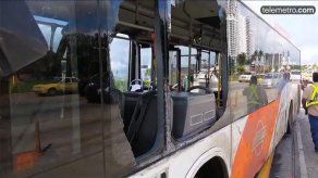 Dos unidades del Metro Bus colisionan en Cinta Costera