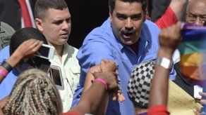 Maduro pide a venezolanas no permitir violencia verbal de opositores