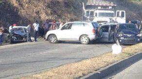 Choque múltiple entre volquete y autos