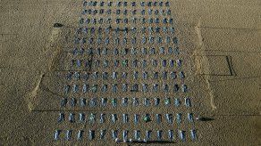 Foto tomada con un dron que muestra elementos que simulan cerca de 400 bolsas mortuorias durante el acto de la ONG Río de Paz en memoria de los más de 400.000 brasileños muertos por el Covid-19, en las arenas de la playa de Copacabana.