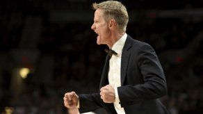 Steve Kerr critica restricciones migratorias de Trump