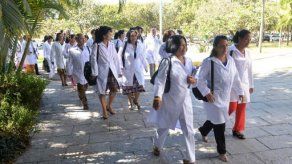 Primeros médicos extranjeros asumen sus puestos en Brasil