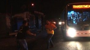 Dos sujetos se agarran a puños en plena parada de San Miguelito