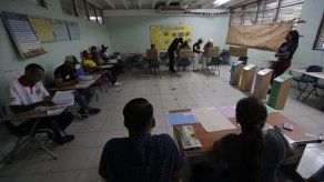 Cierran las mesas de votación e inicia la transmisión extraoficial de resultados