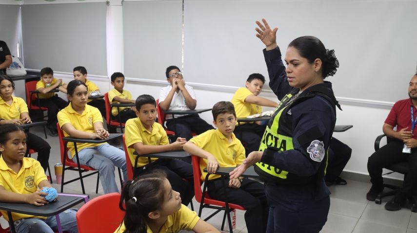 Estudiantes de primaria reciben educación vial en actividad interactiva de la Policía Nacional