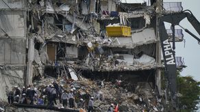 Vista de los escombros del edificio derrumbado en Surfside.