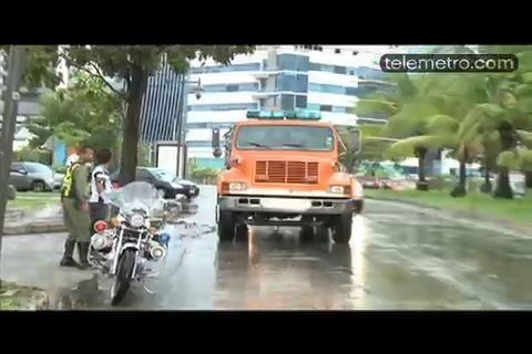 Fuertes lluvias provocaron caída de árboles e inundaciones