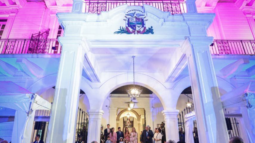 Presidencia se ilumina de rosa y celeste&nbsp;