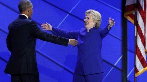 Clinton mira desde su convención a los republicanos reacios