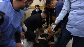 Médicos palestinos intentan salvar a un hombre en un hospital en el norte de la Franja de Gaza en medio de un estallido de violencia israelí-palestina, el 10 de mayo de 2021.&nbsp;