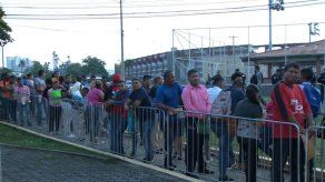 Panameños madrugan para asistir a la Feria de empleos en la Arena Roberto Durán Panameños madrugan para asistir a la Feria de empleos en la Arena Roberto Durán