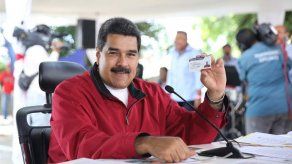Maduro cambia al presidente del Banco Central para maniobrar en la crisis