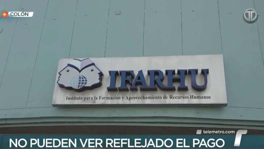 Madres denuncian problemas en Listo Wallet para el cobro de beca PASE-U y cierran calles en Colón