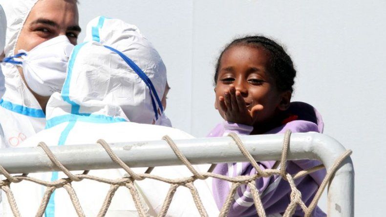 Buques italianos rescatan migrantes; nace bebé en el mar