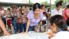 Padres de familia retirando el cheque del PASE-U 2025