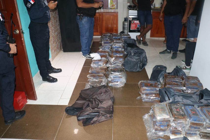 En esta diligencia de allanamiento también se ubicaron pesas digitales