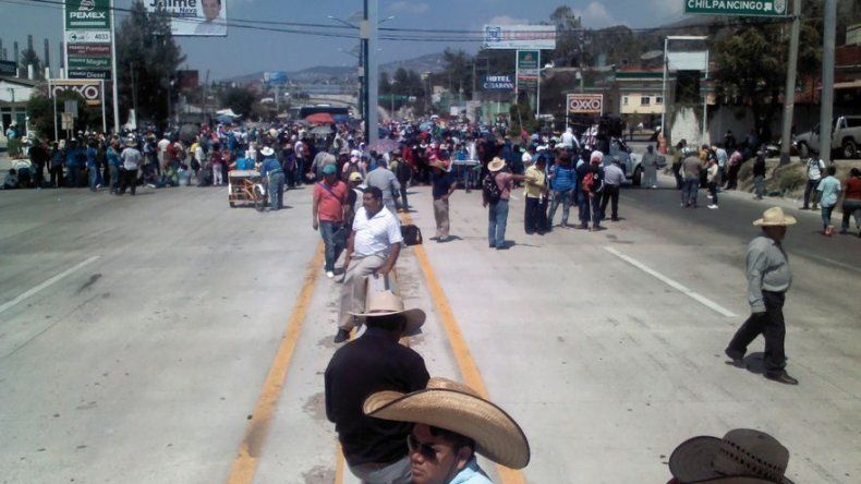 México: Muere profesor tras choque entre maestros y policías