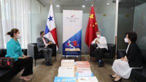 Reunión con el Embajador de de China con personal del Inadeh. Reunión con el Embajador de de China con personal del Inadeh.