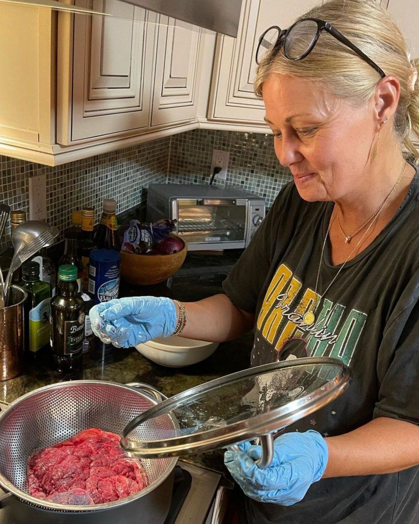 Elle King muestra en Instagram a su madre cocinando su placenta.
