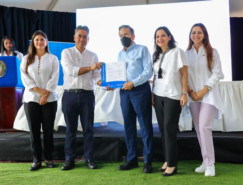 Presidente Laurentino Cortizo junto con Ministra del MIDES