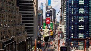 Dos hermanos funambulistas cruzan el cielo de Times Square