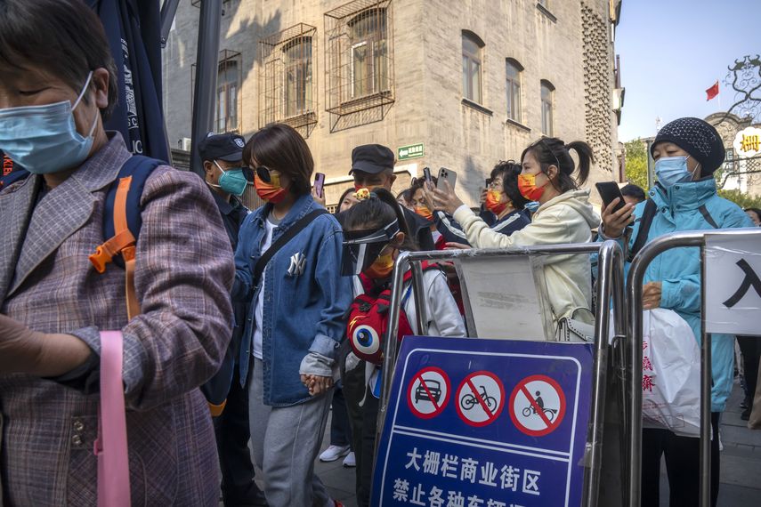 muchos en China se han resignado a hacer colas varias veces a la semana para someterse a pruebas de coronavirus.