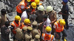 Hallan dos sobrevivientes en derrumbe en India