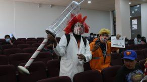 El lunes, en Bolivia, varios payasos se unieron a la campaña para animar a ese segmento de la población.