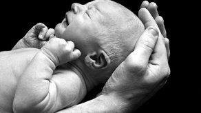 Muere bebé que sobrevivió tras ser tirado por retrete de un tren en la India