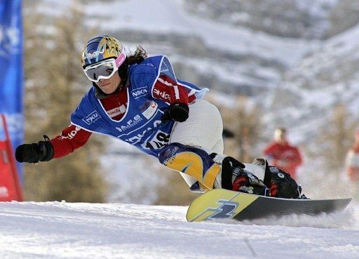 Aficionados a deportes de invierno usan ahora esquíes y tablas