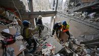 Los constructores retiran los escombros de un edificio residencial mientras renuevan un bloque de apartamentos, parcialmente destruido por los bombardeos, en las afueras de la ciudad ucraniana de Kharkiv. Los constructores retiran los escombros de un edificio residencial mientras renuevan un bloque de apartamentos, parcialmente destruido por los bombardeos, en las afueras de la ciudad ucraniana de Kharkiv.