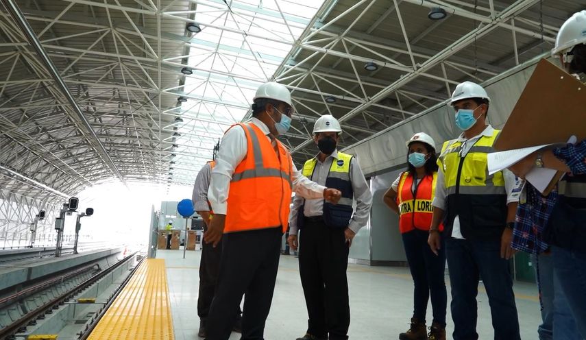 Personal de la Contraloría durante su recorrido por la estación del ITSE.