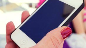 Aldea india prohíbe a mujeres solteras usar celulares
