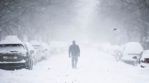 Tormentas similares de varios días han ocasionado nevadas mayores a las del pasado en Nueva York, pero la ferocidad de la tormenta del viernes pareció amenazar el récord estatal de mayor cantidad de nieve caída en un período de 24 horas.