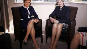 Polémica por foto de piernas de May y Sturgeon en Daily Mail
