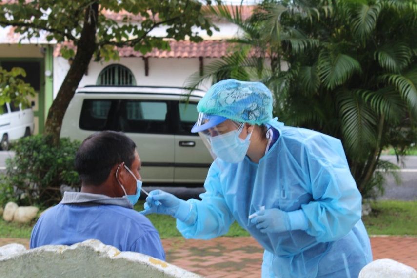 Personal de salud aplica una prueba de hisopado para detectar covid-19.