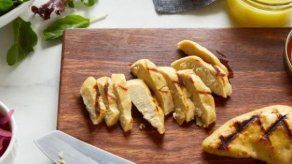 Singapur autoriza venta de carne de pollo artificial