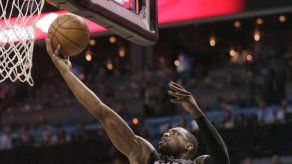 Wade y Heat resisten ante Hornets para alargar la serie