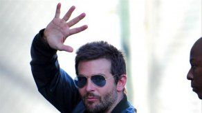 Bradley Cooper aprende a trabajar en restaurante de hamburguesas