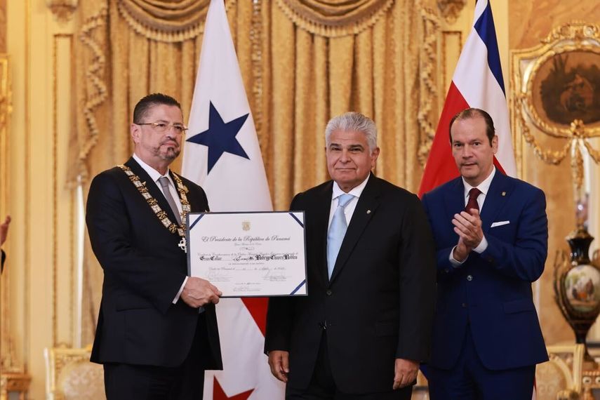 Presidente Mulino condecora con la orden Manuel Amador Guerrero a su homólogo Rodrigo Chavesvisibility