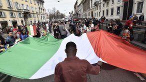 Miles de personas marchan en Milán contra el racismo y la discriminación