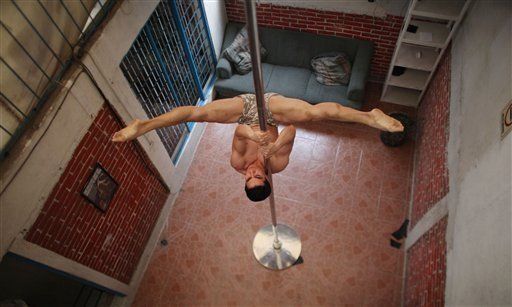 Bailarines exploran los sentimientos a través del tubo