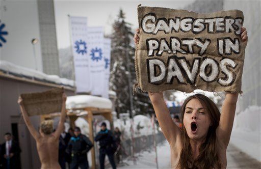 Arrestan a manifestantes semidesnudas en Davos
