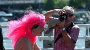 Una mujer participa en la World Naked Bike Ride anual en Londres