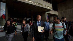 Oposición venezolana se queja de nuevo retraso en activación de revocatorio