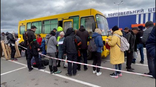 Tres autobuses de evacuados de Mariúpol llegan a Zaporiyia, en el sudeste de Ucrania