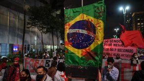 Miles de personas desfilaron todavía consternadas por el sangriento operativo en la favela de Jacarezinho.