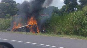 Auto se incendia en la autopista Arraiján - La Chorrera