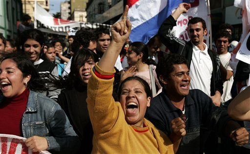 Paraguay: Miles de manifestantes bloquean Asunción