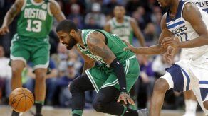 Irving y Curry no volverían hasta los playoffs